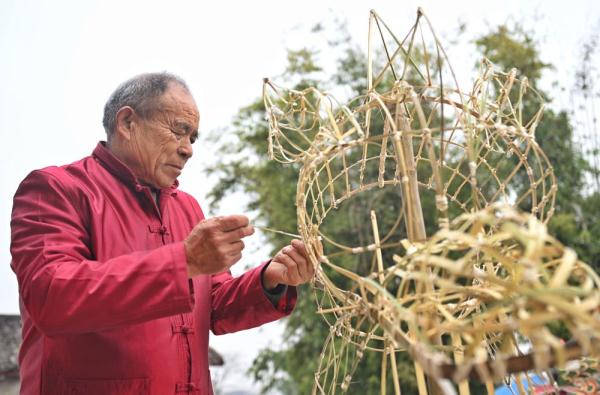 新华全媒+｜75岁老人的龙舞人生