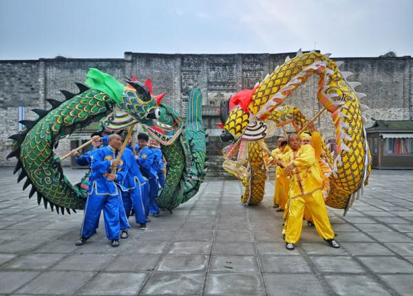 新华全媒+｜75岁老人的龙舞人生