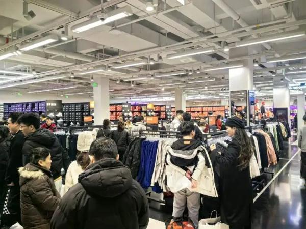 早上就开始排队!全上海的人都出动了?有人一买12盒→ 早上就开始排队!全上海的人都出动了?有人一买12盒→