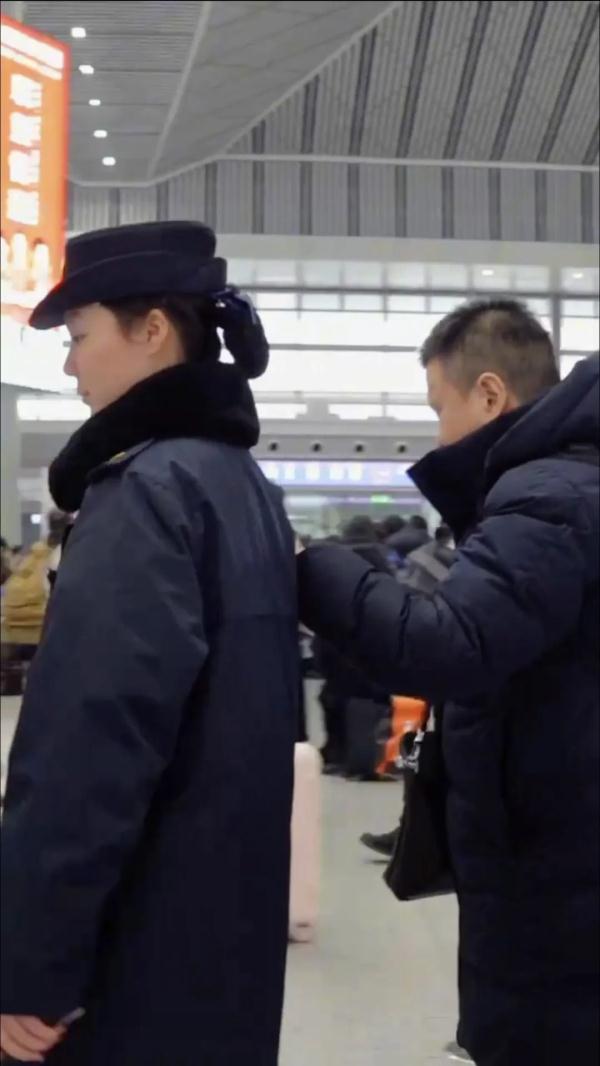 “别怕，我做你的眼睛”！发生在西安北站的一幕获网友点赞，背后故事→