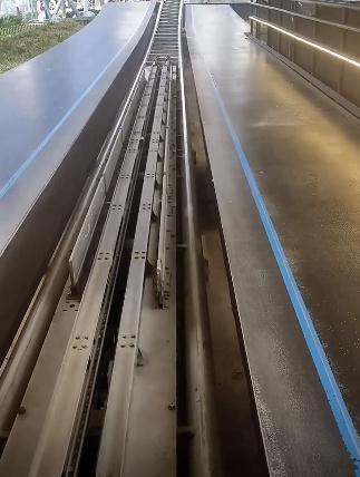 上海迪士尼热门项目暂时关闭?车辆冲上去又滑下来!最新消息→ 上海迪士尼热门项目暂时关闭?车辆冲上去又滑下来!最新消息→