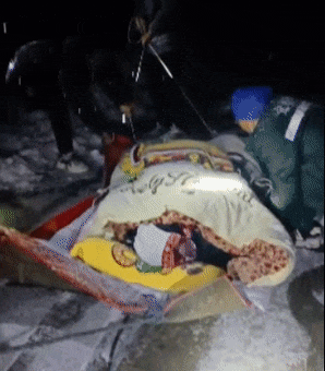 孕妇凌晨3点临产！最后400米，用“雪橇”拖！