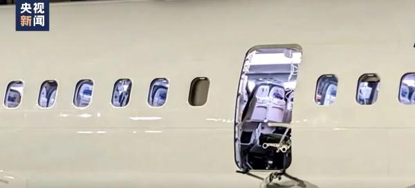 波音飞机空中掉门，只因少装4个关键螺栓