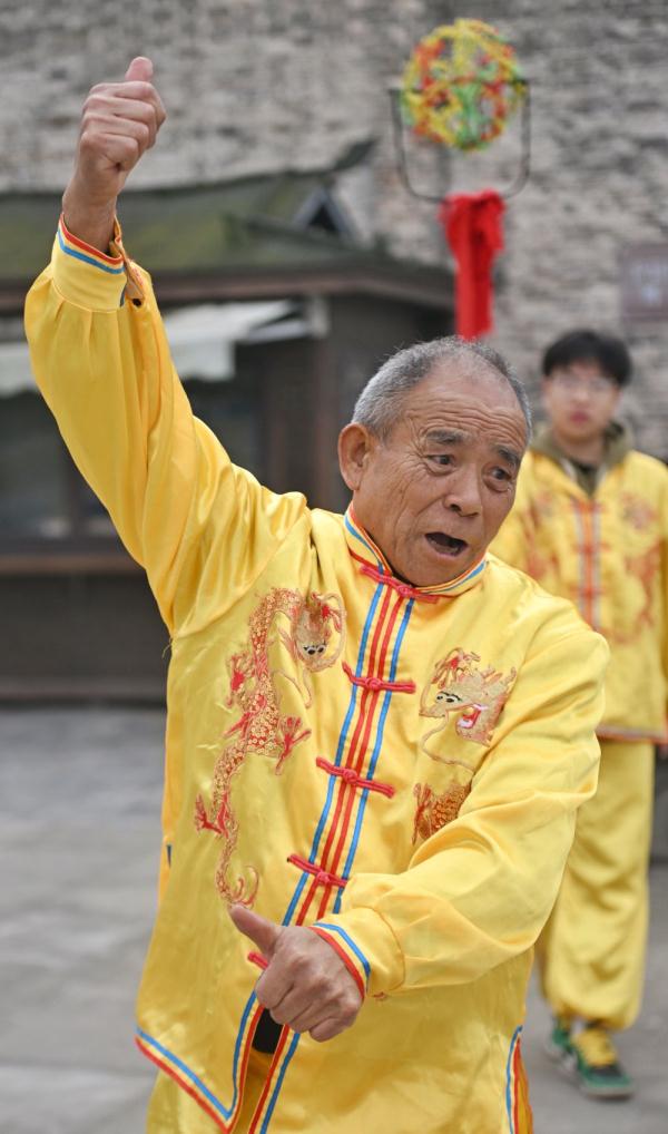 新华全媒+｜75岁老人的龙舞人生