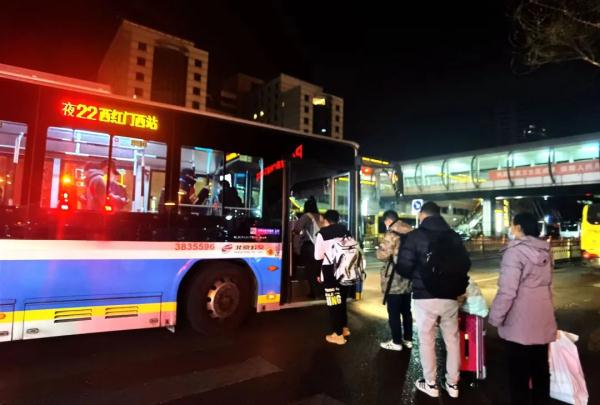 温暖回家路丨要退休的他，今年第11次值守除夕夜