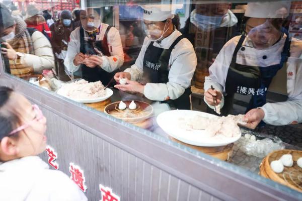 早上就开始排队!全上海的人都出动了?有人一买12盒→ 早上就开始排队!全上海的人都出动了?有人一买12盒→