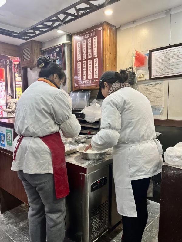 早上就开始排队!全上海的人都出动了?有人一买12盒→ 早上就开始排队!全上海的人都出动了?有人一买12盒→