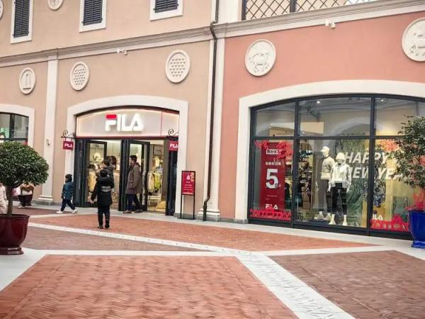 早上就开始排队!全上海的人都出动了?有人一买12盒→ 早上就开始排队!全上海的人都出动了?有人一买12盒→