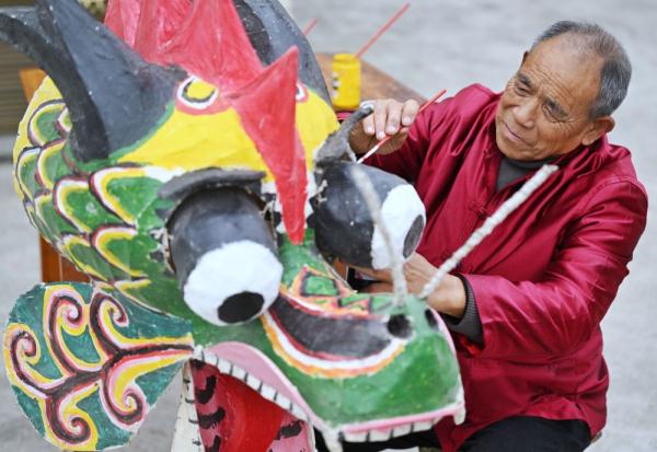 新华全媒+｜75岁老人的龙舞人生