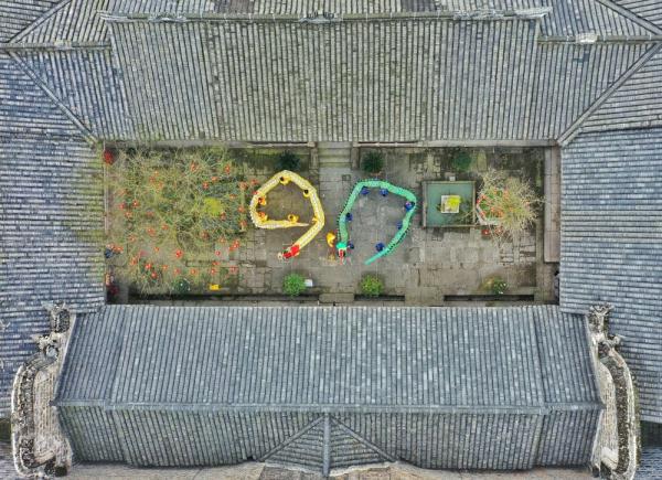 新华全媒+｜75岁老人的龙舞人生