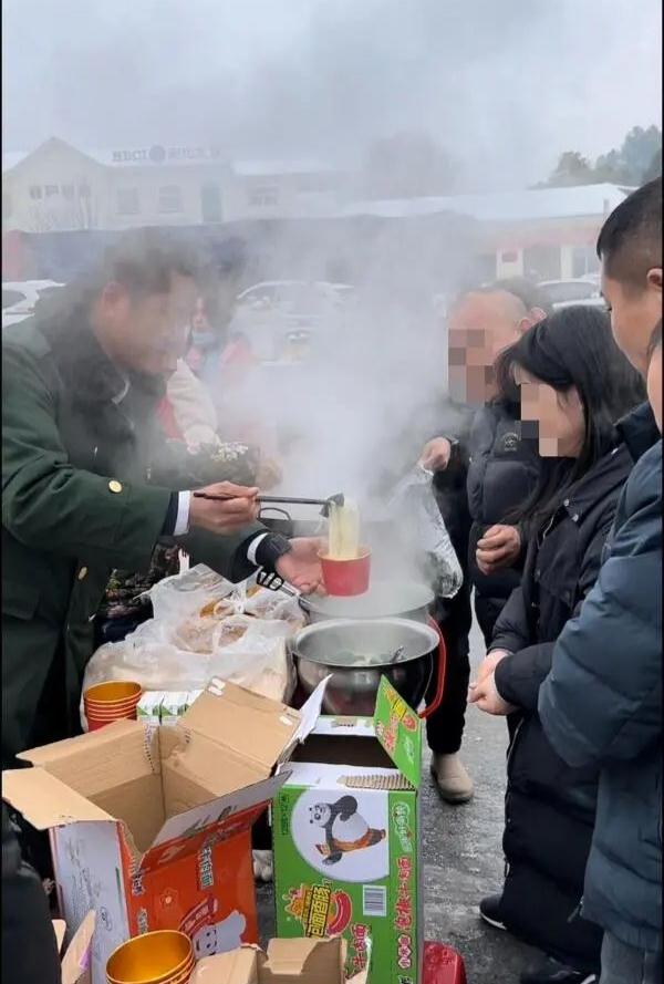 带锅到高速口煮面的副局长，最新发声来了！