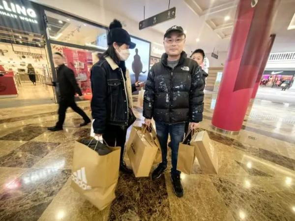 早上就开始排队!全上海的人都出动了?有人一买12盒→ 早上就开始排队!全上海的人都出动了?有人一买12盒→