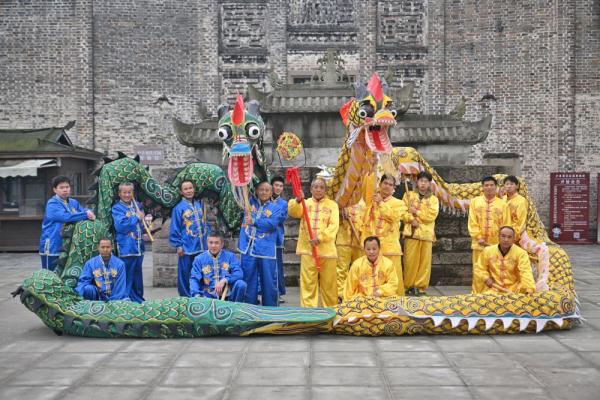 新华全媒+｜75岁老人的龙舞人生