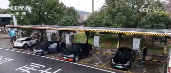 移动充电车、应急充电舱……精准科学布局缓解“充电潮汐” 移动充电车、应急充电舱……精准科学布局缓解“充电潮汐”