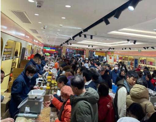 早上就开始排队!全上海的人都出动了?有人一买12盒→ 早上就开始排队!全上海的人都出动了?有人一买12盒→