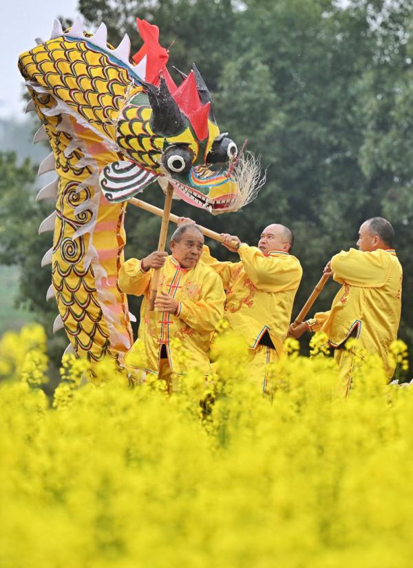 新华全媒+｜75岁老人的龙舞人生