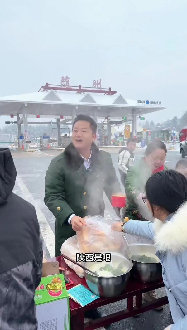 带锅到高速口煮面的副局长，最新发声来了！