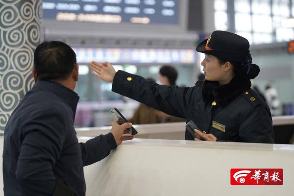 “别怕，我做你的眼睛”！发生在西安北站的一幕获网友点赞，背后故事→