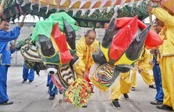新华全媒+｜75岁老人的龙舞人生