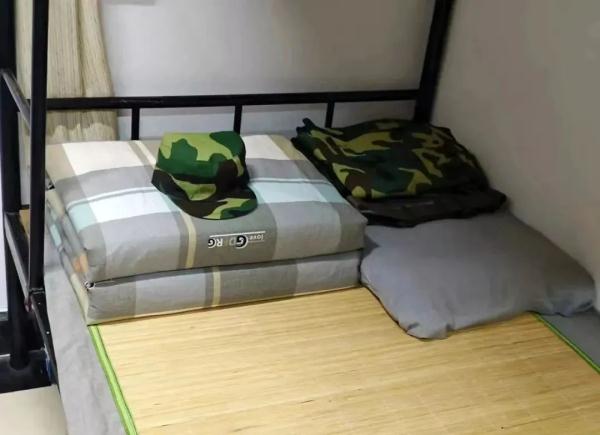 6个人4种军装！退役后住一个宿舍会怎样？