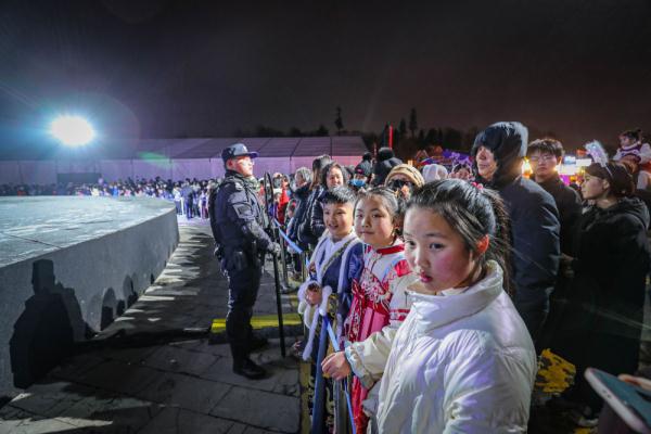 贵州观山湖：地方特色庙市灯会亮灯贺新春