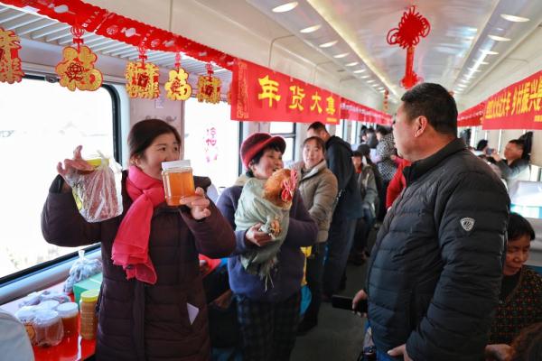 慢火车上的“列车大集”