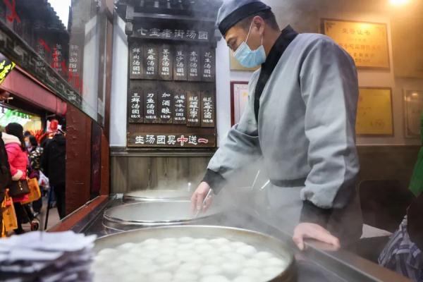 早上就开始排队!全上海的人都出动了?有人一买12盒→ 早上就开始排队!全上海的人都出动了?有人一买12盒→