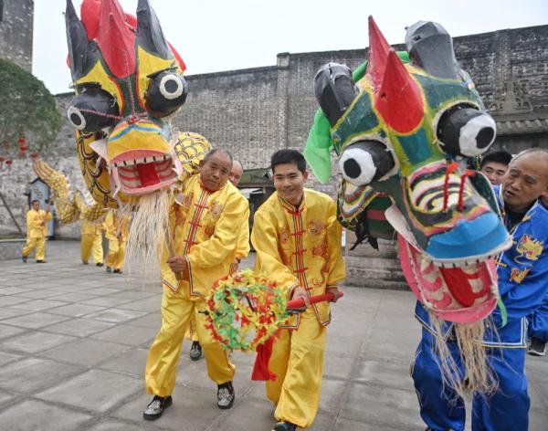 新华全媒+｜75岁老人的龙舞人生