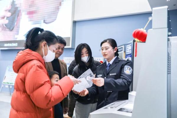 新春走警营 | 出入境办证遇高峰?我们来安排! 新春走警营 | 出入境办证遇高峰?我们来安排!