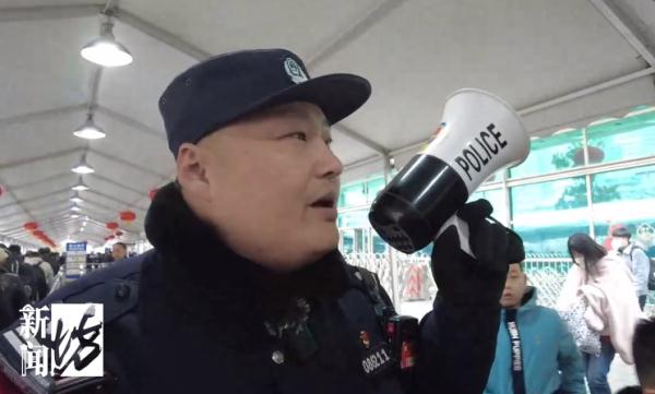 "嘴巴甜一点"！上海火车站这幕火了，旅客都忍不出拿出手机拍…