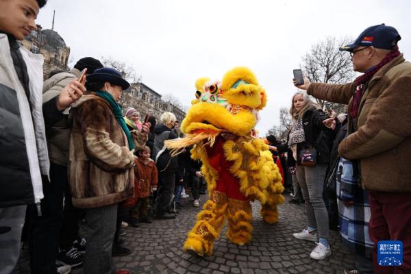 巴黎香榭丽舍大街舞动中国龙庆祝新春 巴黎香榭丽舍大街舞动中国龙庆祝新春