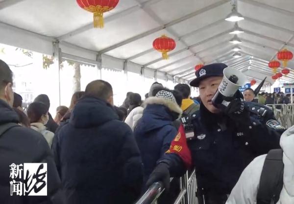 "嘴巴甜一点"！上海火车站这幕火了，旅客都忍不出拿出手机拍…