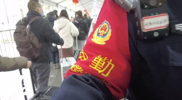 "嘴巴甜一点"！上海火车站这幕火了，旅客都忍不出拿出手机拍…