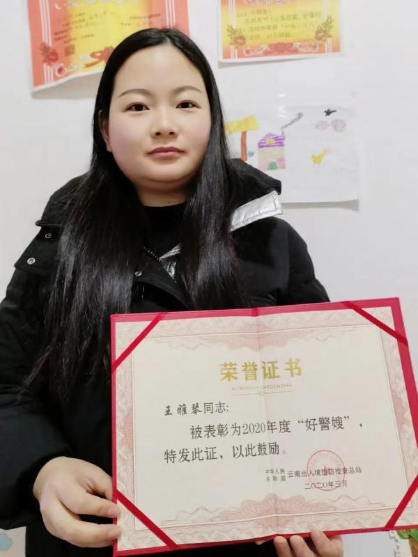 “爸爸，你再不多陪陪我，我很快就长大啦！”