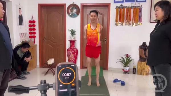 山东无臂男子再创吉尼斯世界纪录：1分钟24次跪跳起