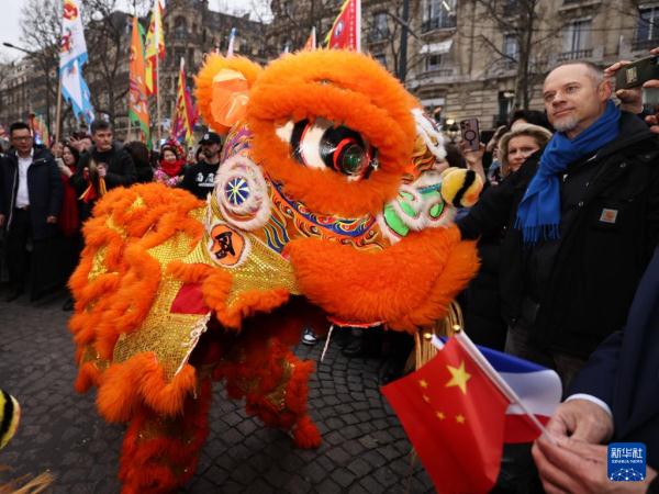 巴黎香榭丽舍大街舞动中国龙庆祝新春 巴黎香榭丽舍大街舞动中国龙庆祝新春
