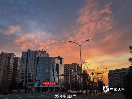 北京晚霞映红天空