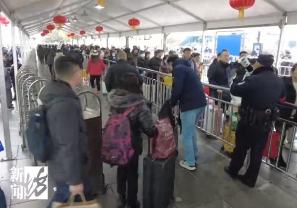 "嘴巴甜一点"！上海火车站这幕火了，旅客都忍不出拿出手机拍…