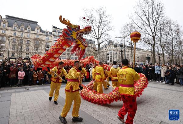 巴黎香榭丽舍大街舞动中国龙庆祝新春 巴黎香榭丽舍大街舞动中国龙庆祝新春