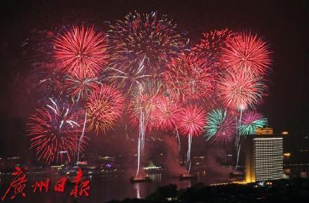 我在广州和烟花有个约会|街坊重温白鹅潭烟花汇演:记忆中的芳村回来了! 我在广州和烟花有个约会|街坊重温白鹅潭烟花汇演:记忆中的芳村回来了!