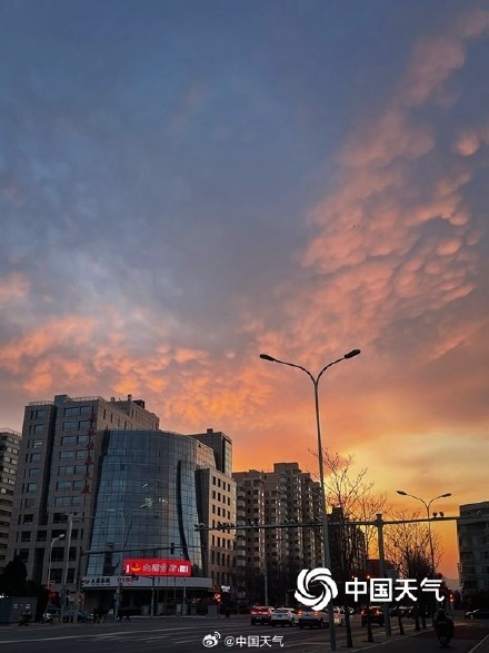 北京晚霞映红天空