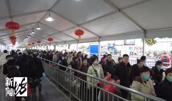 "嘴巴甜一点"！上海火车站这幕火了，旅客都忍不出拿出手机拍…