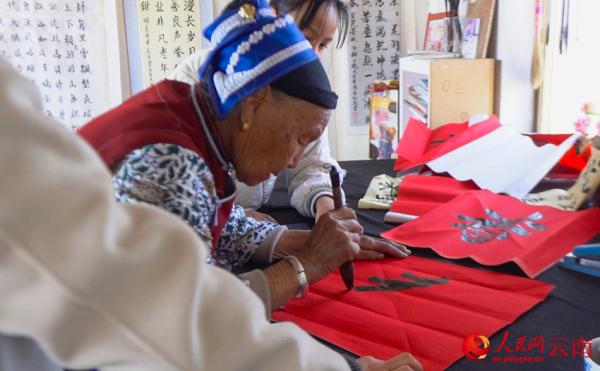 60多岁起步！80岁农村奶奶每天练两小时书法