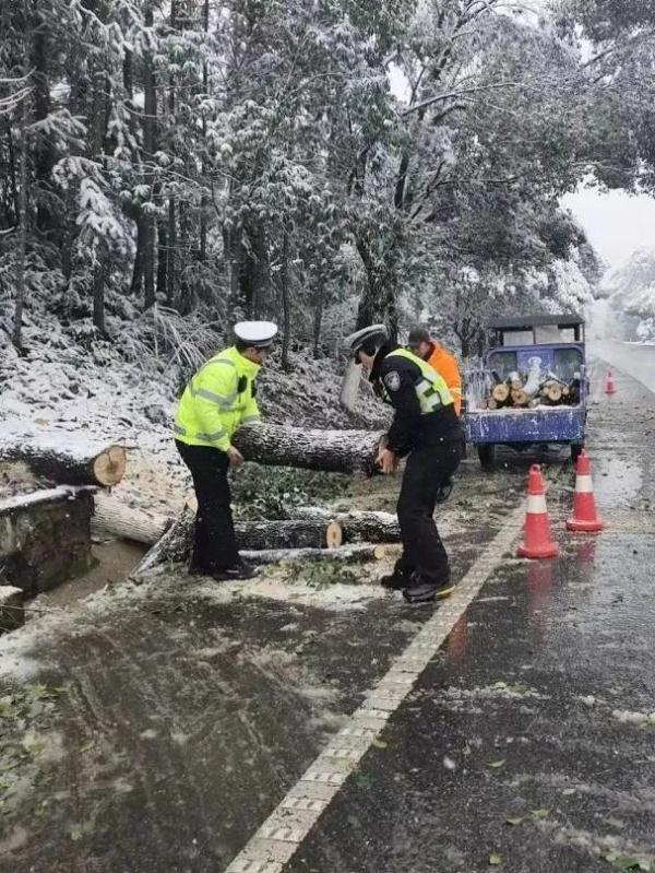 “雪停了可能才是影响最重的时候！” 抗击风雪，做你熠熠的光！