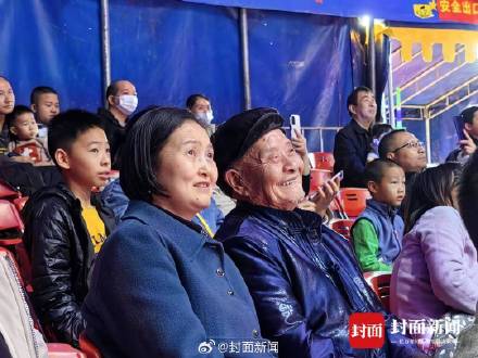 四川女生接88岁父亲到广州过年:“想让他看看我现在过的好日子” 四川女生接88岁父亲到广州过年:“想让他看看我现在过的好日子”