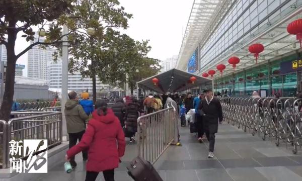 "嘴巴甜一点"！上海火车站这幕火了，旅客都忍不出拿出手机拍…