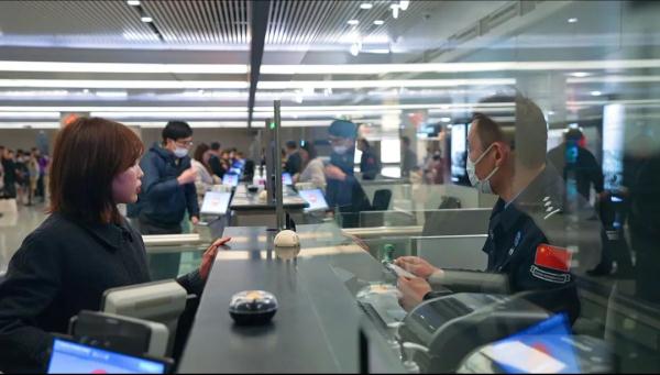 春节保通畅,边检出实招!虹桥机场出入境更便利啦→ 春节保通畅,边检出实招!虹桥机场出入境更便利啦→