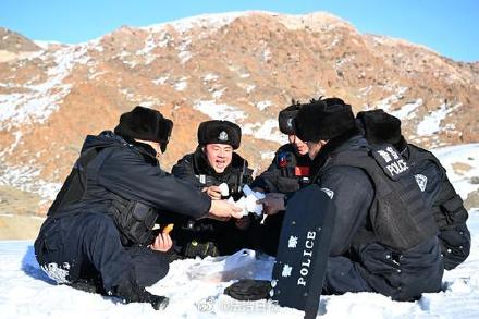 戍边民警特殊的方式迎新春过大年