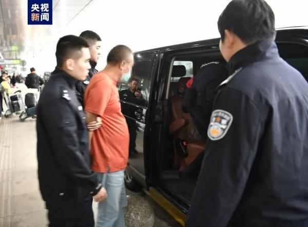 潜逃8年 ！他被遣返回国