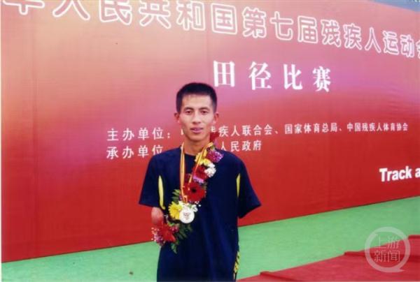 山东无臂男子再创吉尼斯世界纪录：1分钟24次跪跳起
